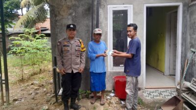 Polsek Lakbok Polres Ciamis Monitoring Penyaluran Bantuan Pangan Beras di Desa Kalapasawit