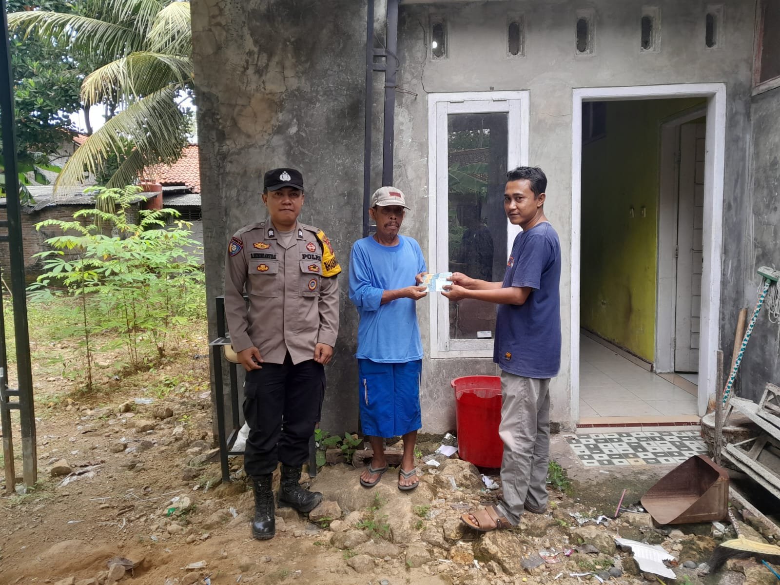 Polsek Lakbok Polres Ciamis Monitoring Penyaluran Bantuan Pangan Beras di Desa Kalapasawit