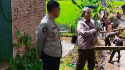 Polsek Sukadana Polres Ciamis Giat Monitoring Giat Pembersihan Saluran Air di Pasar Dongkal