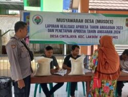 Polsek Lakbok Polres Ciamis Awasi Distribusi Bapanas Beras 10 Kg ke Warga Desa Cintajaya