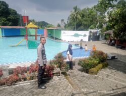 Polsek Cikoneng Polres Ciamis Giat Kunjungan ke Obyek Wisata Kolam Renang Negro swimming Poll di Desa Nasol