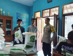 Polsek Ciamis Awasi Bantuan Pangan Beras 10 Kg ke Warga Desa Imbanagara