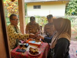 Polsek Cijeungjing Monitoring Penyaluran PKH dg PKH Lansia di Desa Karang Anyar