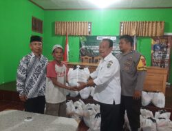 Polsek Cisaga giat Pengamanan Pembagian Sembako Gratis di Desa Girimukti