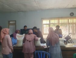 Polsek Ciamis Monitoring Penyaluran Bantuan Pangan Beras 10kg di Desa Saguling
