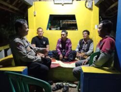 Cipta Kondisi, Polsek Sukadana Datangi Warga Lagi Ngeronda di Malam Hari