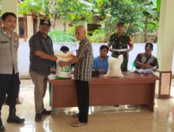 Polsek Lakbok Beri Pengamanan Bantuan Pangan ke Warga Desa Bantardawa