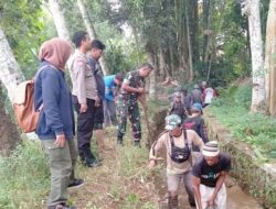 Polsek Cihaurbeuti Bersihkan Saluran Air bersama Warga