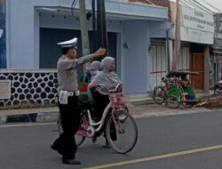Pelayanan Masyarakat, Polsek Banjarsari Bantu Anak Menyebrang di Area Sekolah