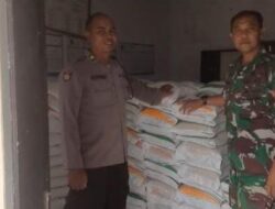 Polsek Lakbok Awasi Distribusi Bantuan Beras 10 Kg ke Warga Desa Sidarahayu