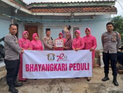 Tebar Kebaikan di Hari Bhayangkara, Kapolsek dan Bhayangkari Cimaragas Gelar Bansos