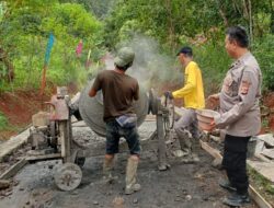 Humanis, Polsek Sukadana Polres Ciamis Monitoring Pembangunan Jalan Rabat Beton di Citamiang