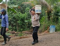 Humanis, Polsek Sukadana Polres Ciamis Monitoring Pembangunan Jalan Rabat Beton di Citamiang
