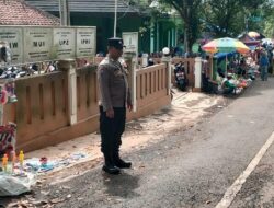 Polsek Sukadana Polres Ciamis Bantu Anak Menyebrang di Area Sekolah