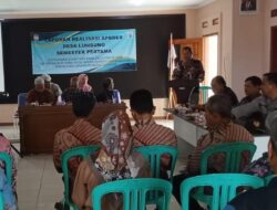 Polsek Kawali Polres Ciamis Ikuti Musdes Realisasi Anggaran Semester I di Desa Lumbung