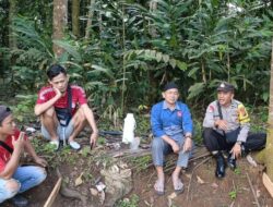 Dengan Humanis, Bhabinkamtibmas Desa Jalatrang Hadir di Tengah Masyarakat Saat Pengecoran Jalan