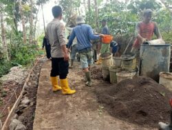 Jalan Utama Rusak Polsek Rajadesa Perbaiki Jalan bersama Warga