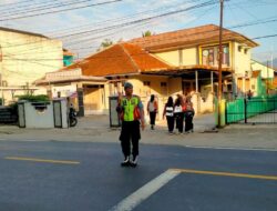 Pelayanan Masyarakat, Polsek Cipaku Polres Ciamis Bantu Warga Menyebrang di Jalur Padat