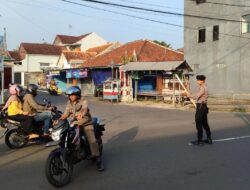 Pelayanan Masyarakat, Satuan Samapta Polres Ciamis Bantu Warga Menyebrang