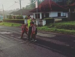 Bantu Anak Menyebrang, Polsek Cimaragas Polres Ciamis Siagakan Personel di Depan Sekolah