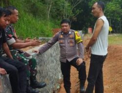 Polsek Cijeungjing Polres Ciamis Giat Pembuatan Rabat Beton di Dusun Sukamulya Desa Kertabumi