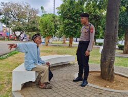 Satuan Samapta Polres Ciamis Patroli Jalan Kaki di Alun Alun Ciamis Beri Imbauan Kamtibmas