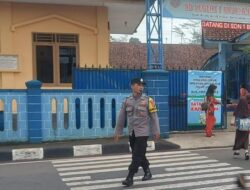 Layani Masyarakat Polsek Cijeunjing Bantu Siswa Sebrangi Jalan