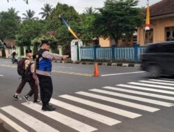 Pelayanan Masyarakat, Polsek Cijeungjing Polres Ciamis Bantu Anak Menyebrang di Area Sekolah