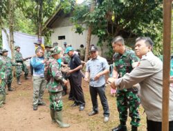 Soliditas TNI-Polri, Anggota Polsek Sukadana Dukung Program Rehab Rutilahu Kodim 0613/Ciamis