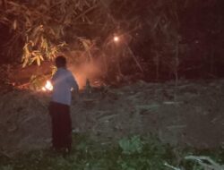 Polsek Lakbok Polres Ciamis Datangi TKP Kebakaran Lahan Seluas 700 M² di Desa Sidaharja