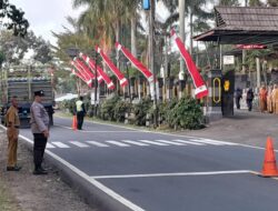 Pelayanan Masyarakat, Polsek Cijeungjing Polres Ciamis Bantu Anak Menyebrang di Area Sekolah