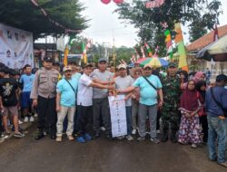 Polsek Kawali Polres Ciamis Monitoring Jalan Sehat Peringatan HUT ke-79 RI Tingkat Desa Mulyasari