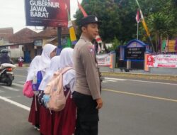 Pelayanan Masyarakat, Polsek Cikoneng Siagakan Personel di Jalur Padat Bantu Orang Menyebrang