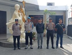 Berikan Rasa Aman, Lima Personel Polres Ciamis Bersiaga di Gereja Katolik St. Pembabtis Ciamis