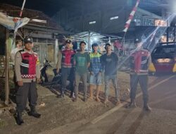 Berikan Rasa Aman, Tiga Personel Polsek Kawali Polres Ciamis Patroli Dialogis di Malam Hari