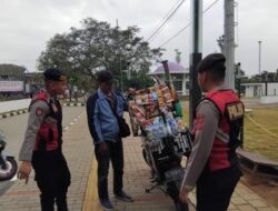Satuan Samapta Polres Ciamis Patroli Jalan Kaki di Alun Alun Ciamis Beri Imbauan Kamtibmas
