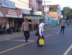 Pelayanan Masyarakat, Polsek Cipaku Polres Ciamis Bantu Anak Sekolah Menyebrang di Jalur Padat