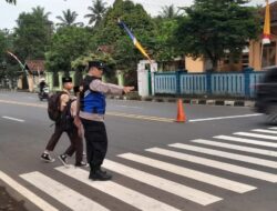 Pelayanan Masyarakat, Polsek Cijeungjing Polres Ciamis Bantu Anak Menyebrang di Area Sekolah