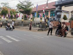 Bantu Anak Menyebrang, Polsek Cimaragas Polres Ciamis Siagakan Personel di Depan Sekolah