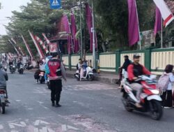 Pelayanan Masyarakat, Polsek Kawali Siagakan Personel di Jalur Padat Bantu Orang Menyebrang