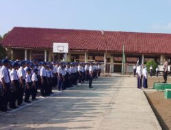 Humanis, Polsek Lakbok Polres Ciamis Datang ke Sekolah Beri Pembinaan Saat Upacara Bendera