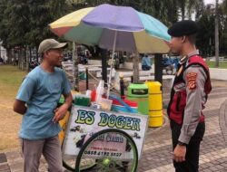 Satuan Samapta Polres Ciamis Patroli Jalan Kaki di Alun Alun Ciamis Beri Imbauan Kamtibmas