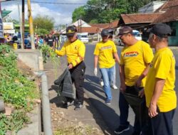 Polsek Cimaragas Polres Ciamis Bareng Warga Kerja Bakti Bersihkan Sampah di Taman Terminal