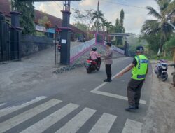 Pelayanan Masyarakat, Polsek Sukadana Polres Ciamis Bantu Anak Menyebrang di Area Sekolah