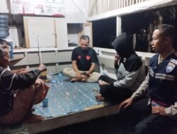 Perkuat Sinergitas, Polsek Cijeungjing Polres Ciamis Beri Binluh ke Warga Ciharalang Saat Ngeronda