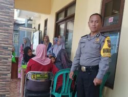 Polsek Ciamis Polres Ciamis Monitoring Pembagian PMT ke KRS di Desa Sadananya