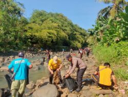 Polsek Ciamis Polres Ciamis Bareng Warga Kerja Bakti Bersihkan Sungai Cileueur Dari Sampah