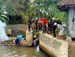 Polsek Cikoneng Polres Ciamis Bareng Warga Kerja Bakti Bersihkan Sungai Cigayam Dari Sampah