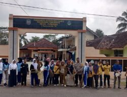 Polsek Sukadana Polres Ciamis Bareng Warga Kerja Bakti Bersihkan Desa Ciparigi Dari Sampah