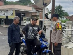 Datang ke Kantor Desa, Anggota Polsek Kawali Koorkom Kamtibmas Jelang Pilkada Serentak